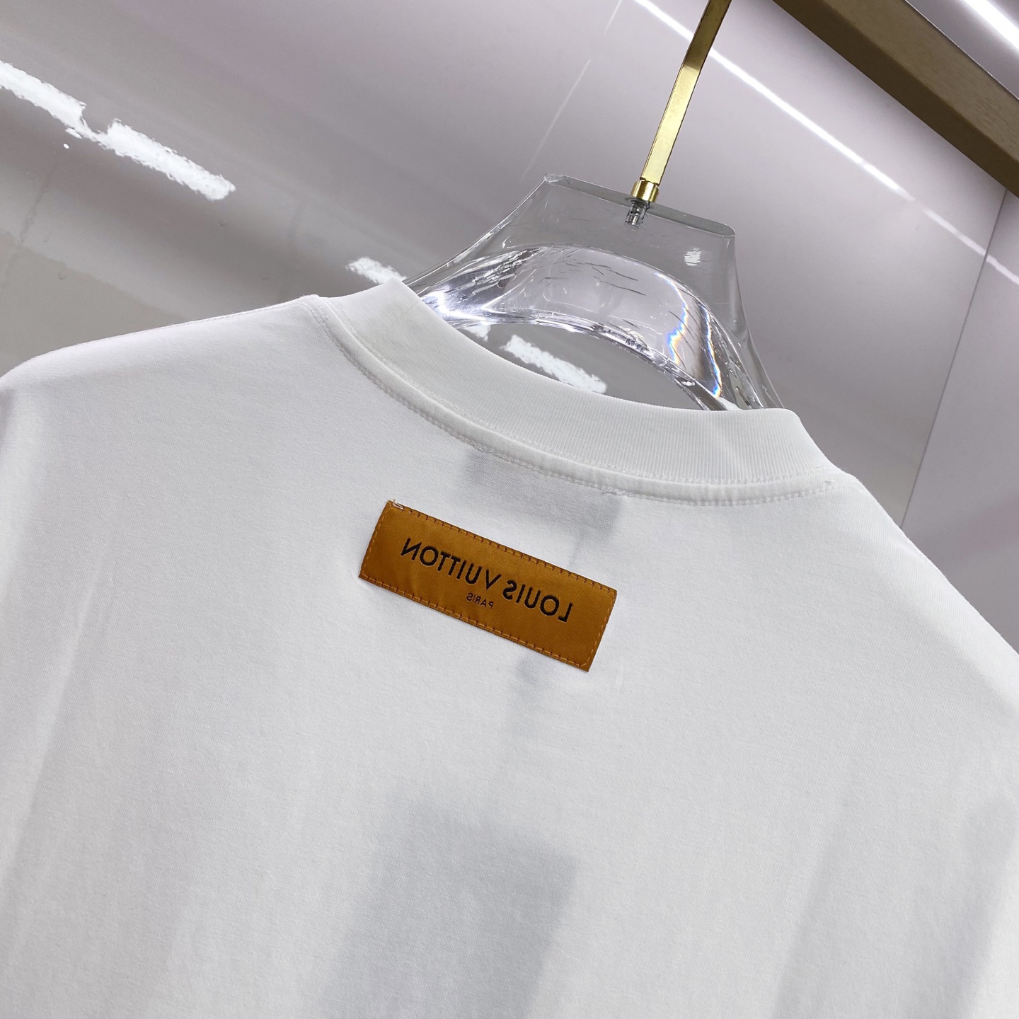 LV 2026ss 春夏新款首发专柜最新款短袖圆领T恤 高端订制 设计前卫时尚！品牌logo重工艺设计 