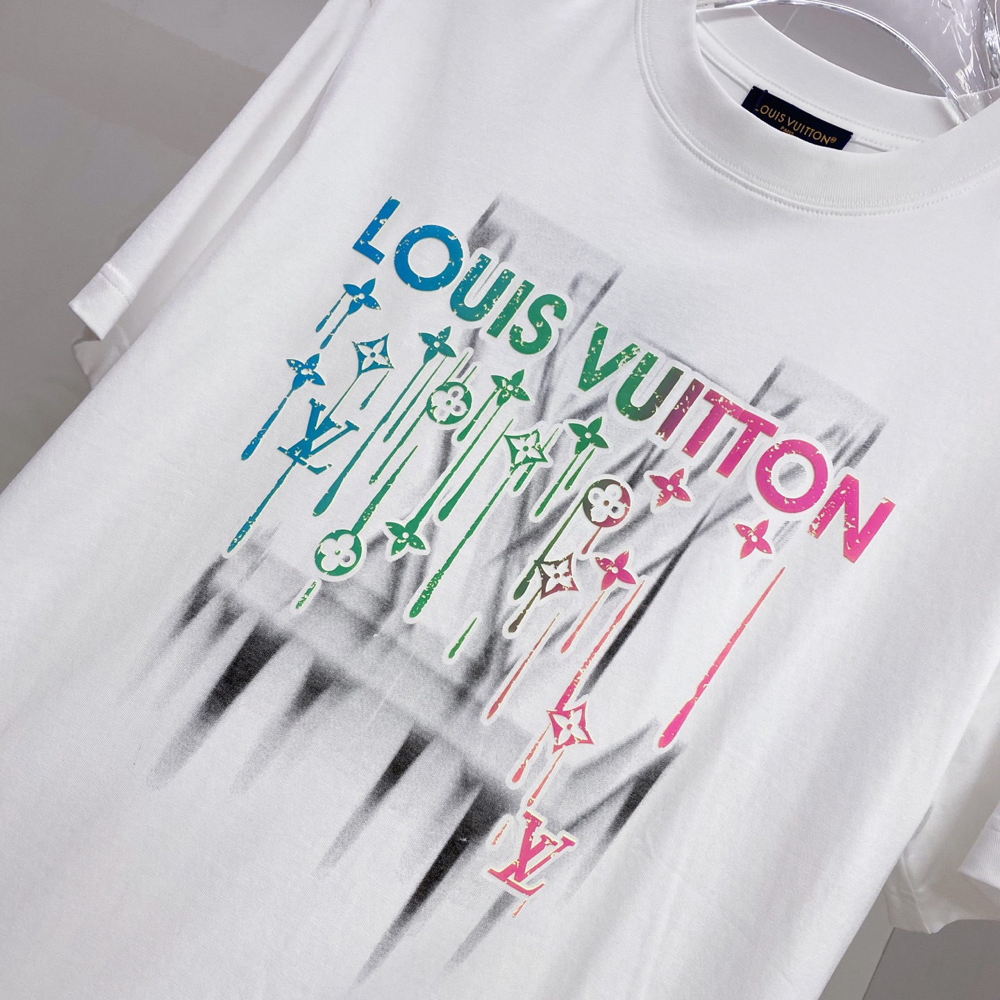 LV 2026ss 春夏新款首发专柜最新款短袖圆领T恤 高端订制 设计前卫时尚！品牌logo重工艺设计 