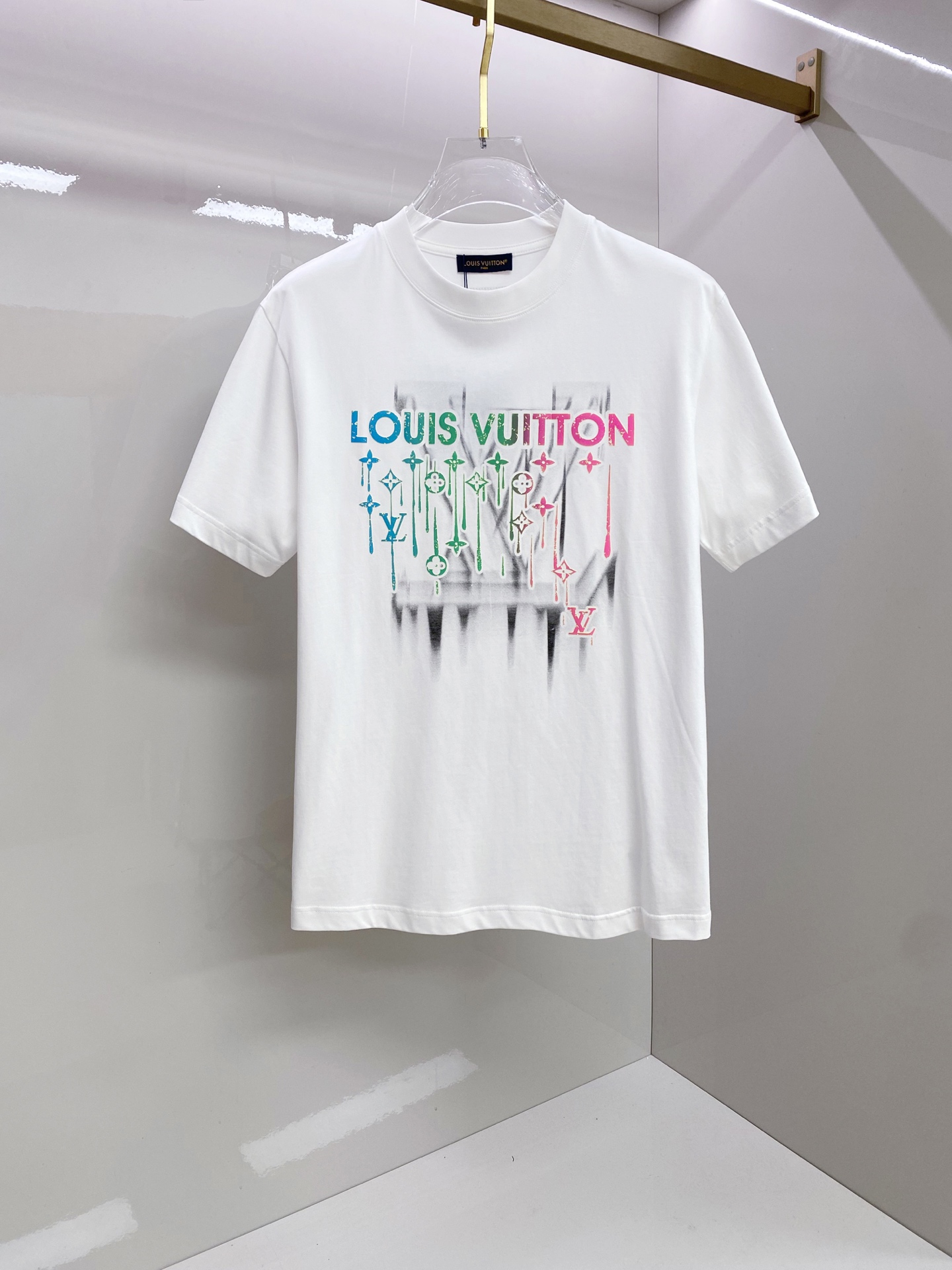 LV 2026ss 春夏新款首发专柜最新款短袖圆领T恤 高端订制 设计前卫时尚！品牌logo重工艺设计 