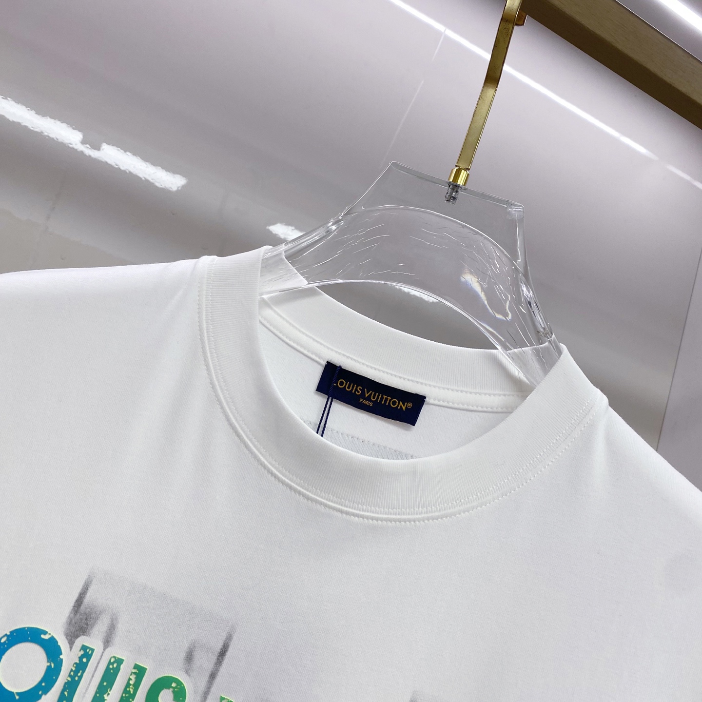 LV 2026ss 春夏新款首发专柜最新款短袖圆领T恤 高端订制 设计前卫时尚！品牌logo重工艺设计 