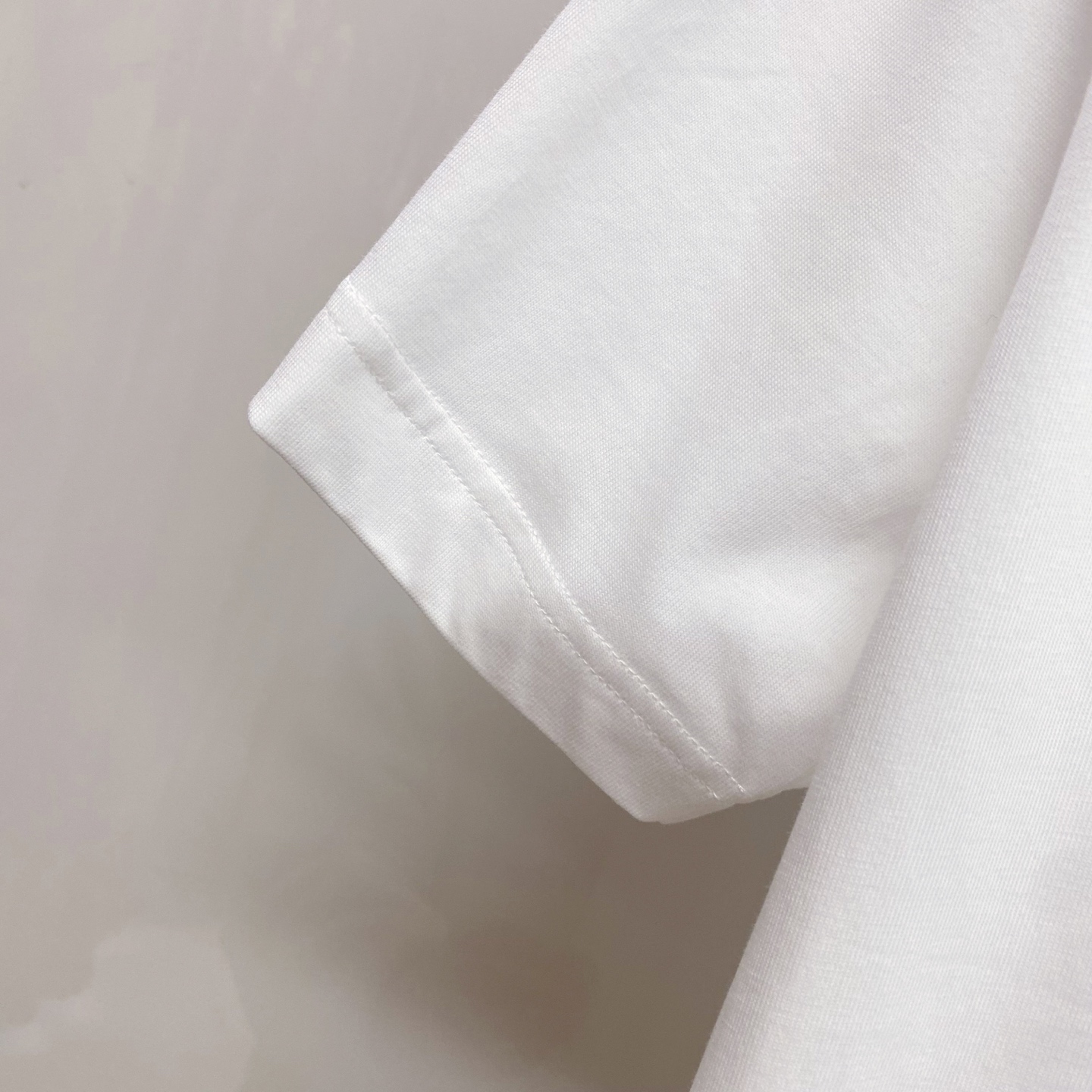 LV 2026ss 春夏新款首发专柜最新款短袖圆领T恤 高端订制 设计前卫时尚！品牌logo重工艺设计 