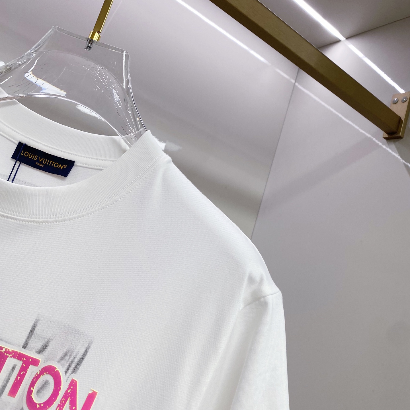 LV 2026ss 春夏新款首发专柜最新款短袖圆领T恤 高端订制 设计前卫时尚！品牌logo重工艺设计 