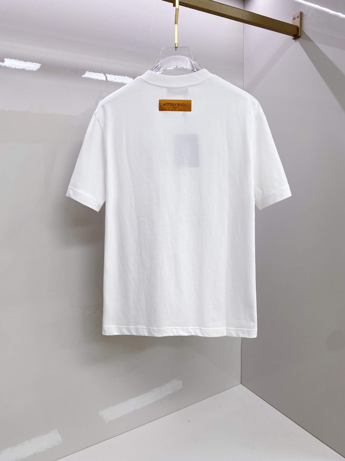 LV 2026ss 春夏新款首发专柜最新款短袖圆领T恤 高端订制 设计前卫时尚！品牌logo重工艺设计 