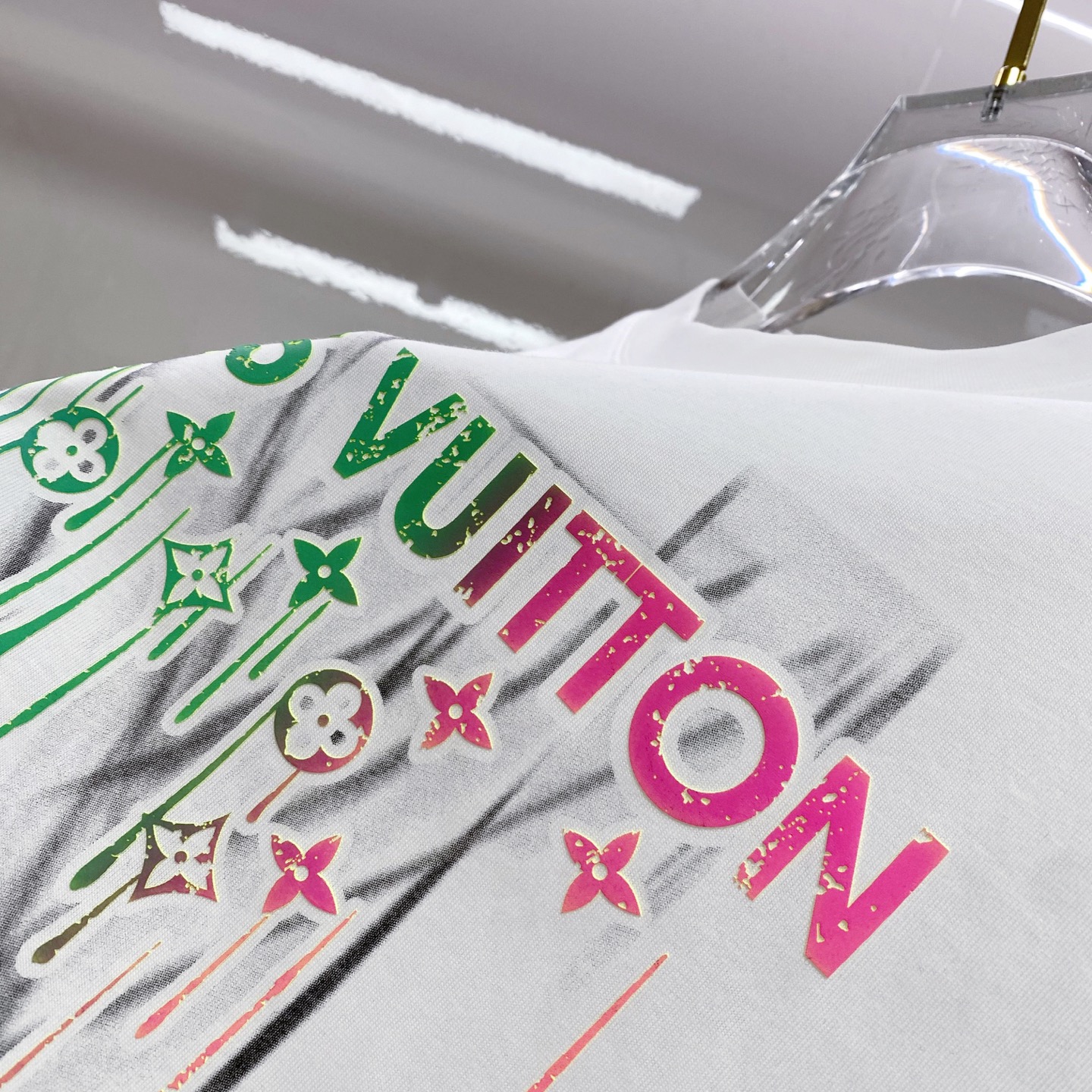 LV 2026ss 春夏新款首发专柜最新款短袖圆领T恤 高端订制 设计前卫时尚！品牌logo重工艺设计 