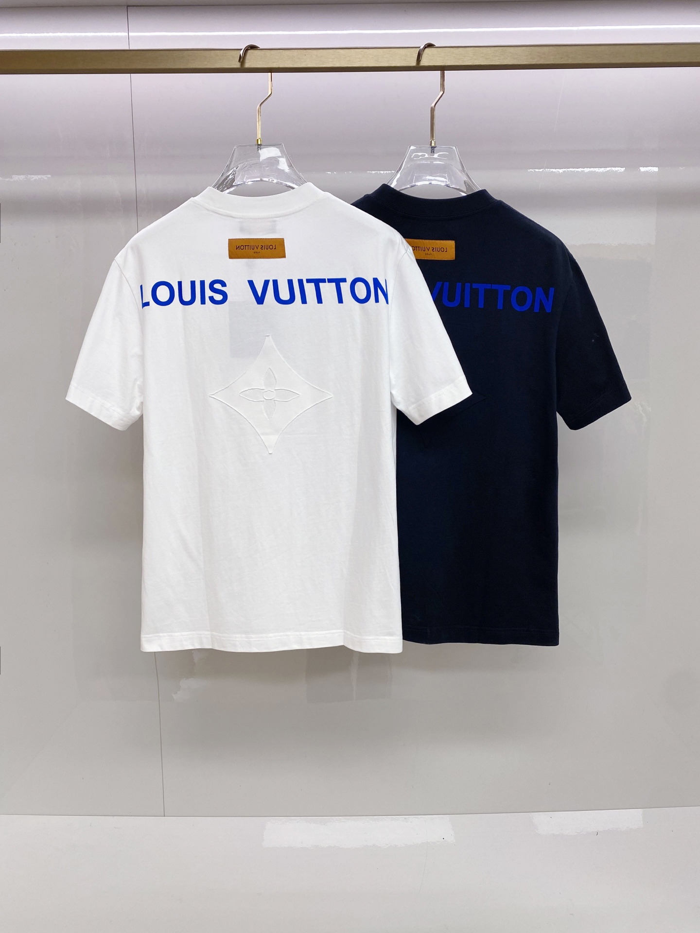 LV 2026ss 春夏新款首发专柜最新款短袖圆领T恤 高端订制 设计前卫时尚！品牌logo重工艺设计 