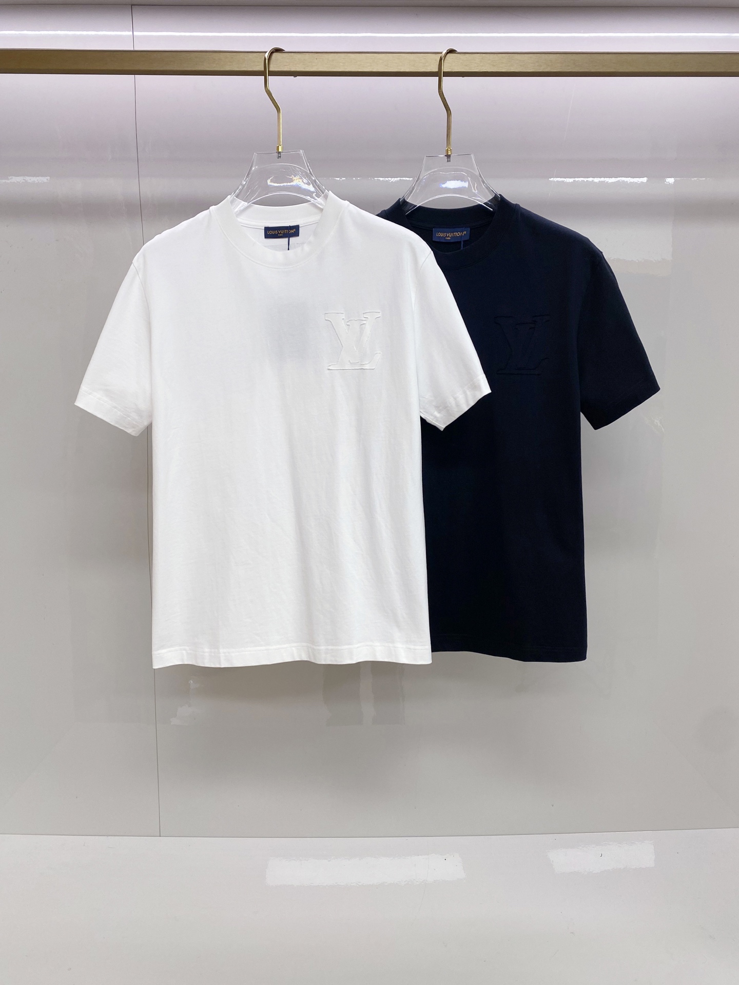LV 2026ss 春夏新款首发专柜最新款短袖圆领T恤 高端订制 设计前卫时尚！品牌logo重工艺设计 
