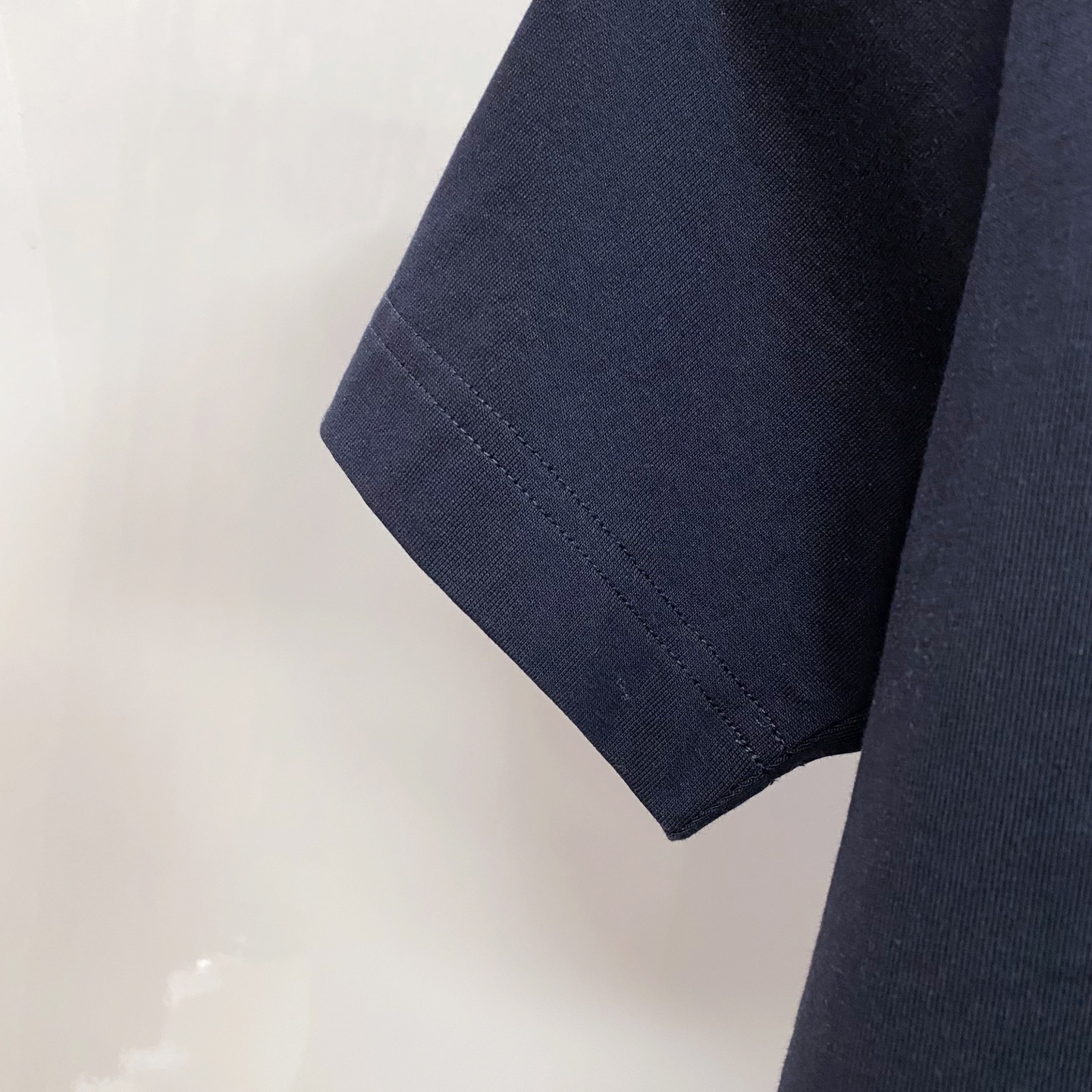 LV 2026ss 春夏新款首发专柜最新款短袖圆领T恤 高端订制 设计前卫时尚！品牌logo重工艺设计 