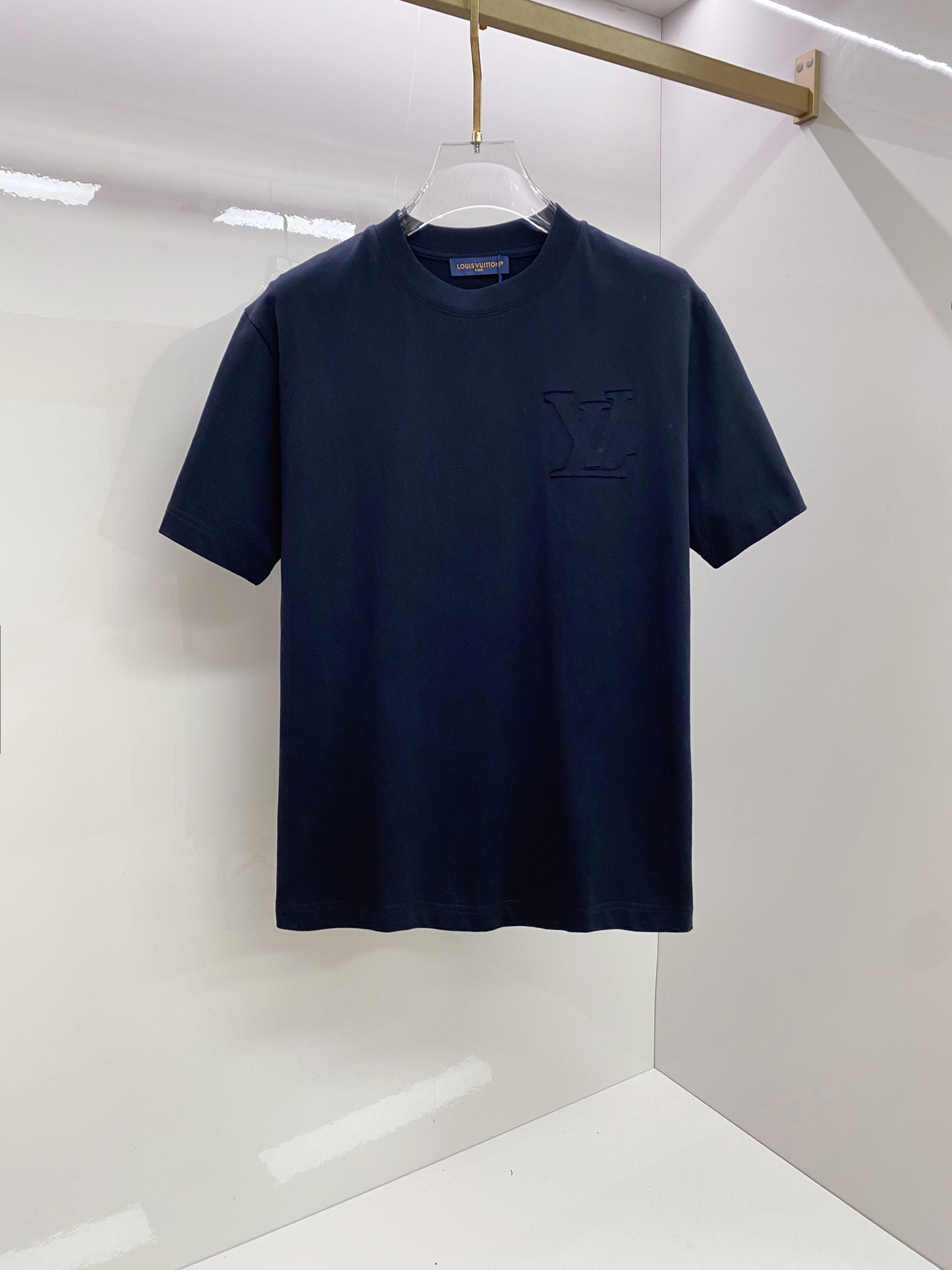 LV 2026ss 春夏新款首发专柜最新款短袖圆领T恤 高端订制 设计前卫时尚！品牌logo重工艺设计 
