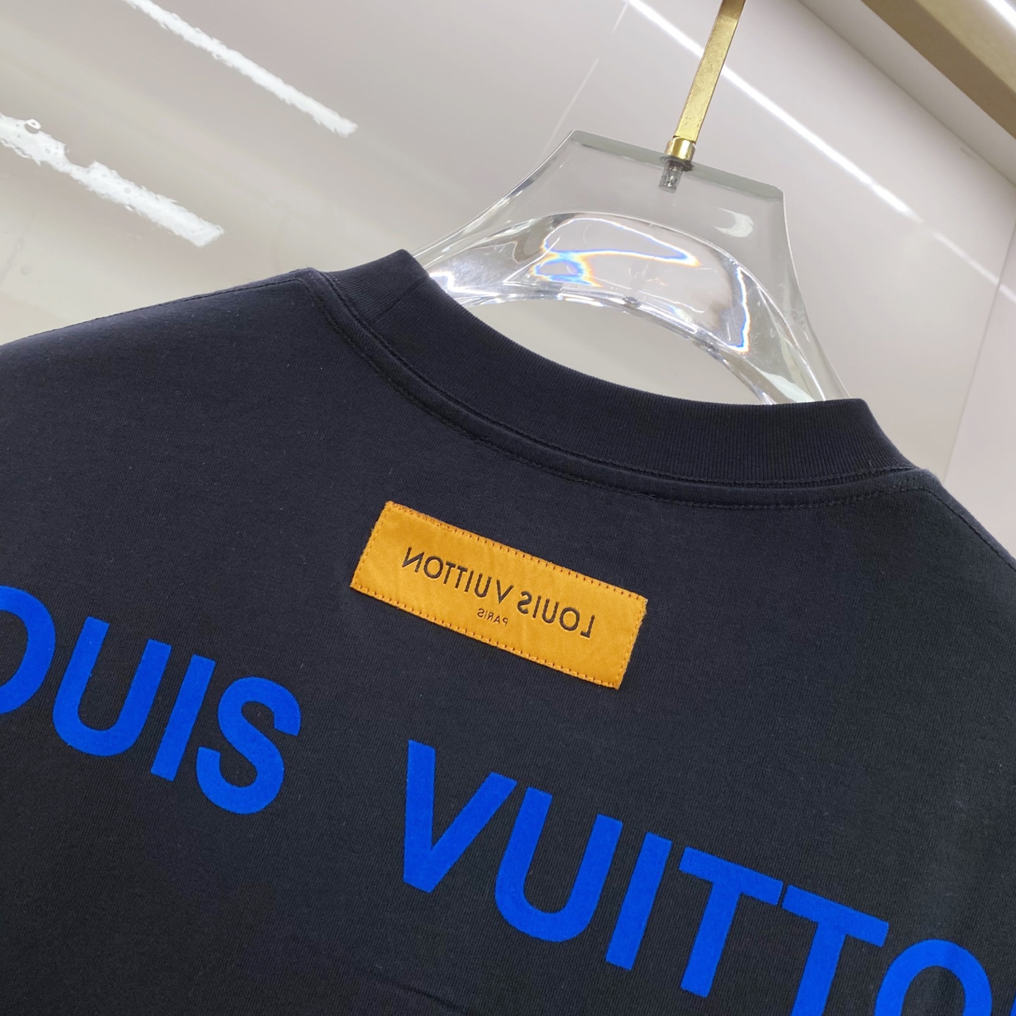 LV 2026ss 春夏新款首发专柜最新款短袖圆领T恤 高端订制 设计前卫时尚！品牌logo重工艺设计 