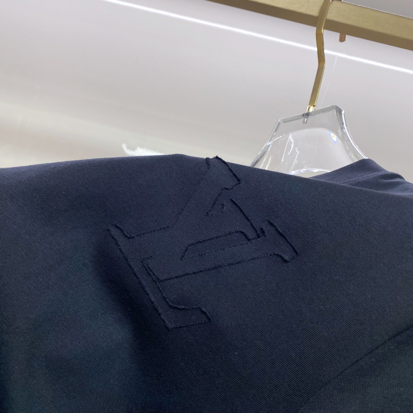 LV 2026ss 春夏新款首发专柜最新款短袖圆领T恤 高端订制 设计前卫时尚！品牌logo重工艺设计 