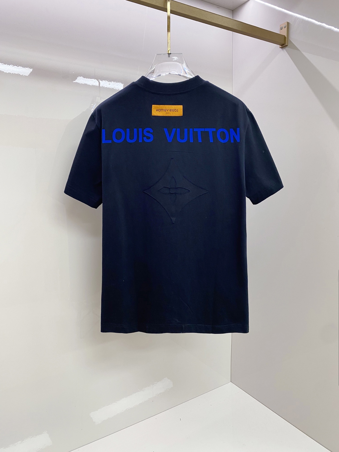 LV 2026ss 春夏新款首发专柜最新款短袖圆领T恤 高端订制 设计前卫时尚！品牌logo重工艺设计 