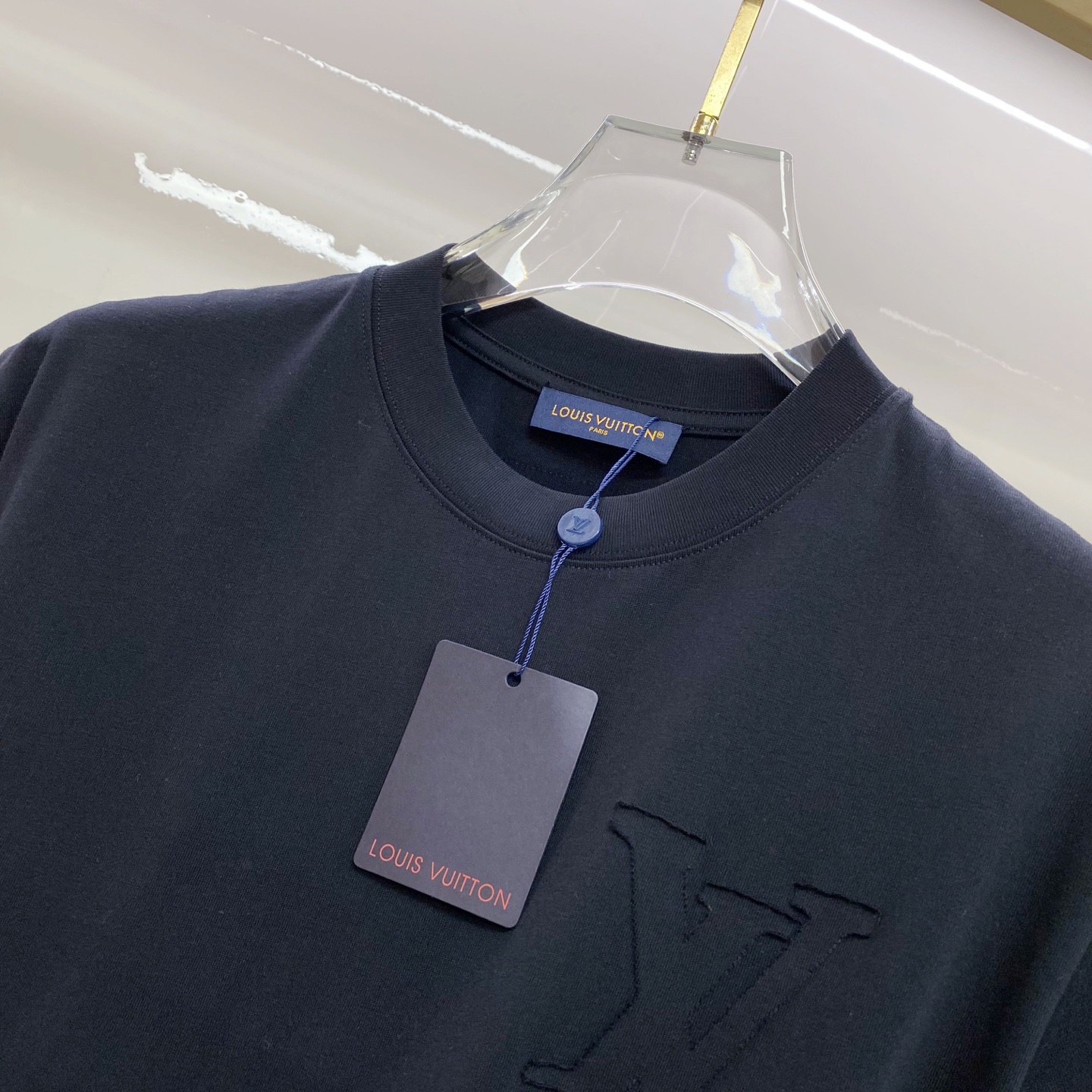 LV 2026ss 春夏新款首发专柜最新款短袖圆领T恤 高端订制 设计前卫时尚！品牌logo重工艺设计 
