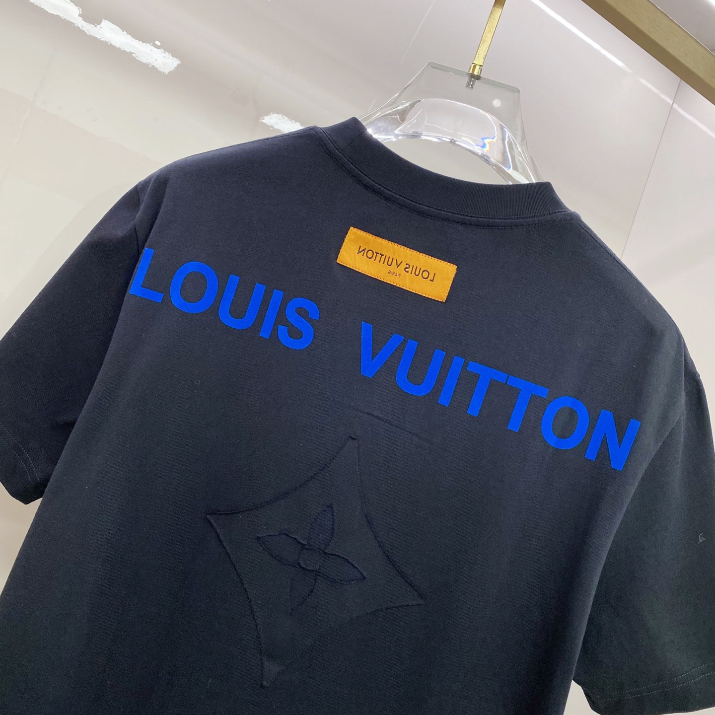 LV 2026ss 春夏新款首发专柜最新款短袖圆领T恤 高端订制 设计前卫时尚！品牌logo重工艺设计 