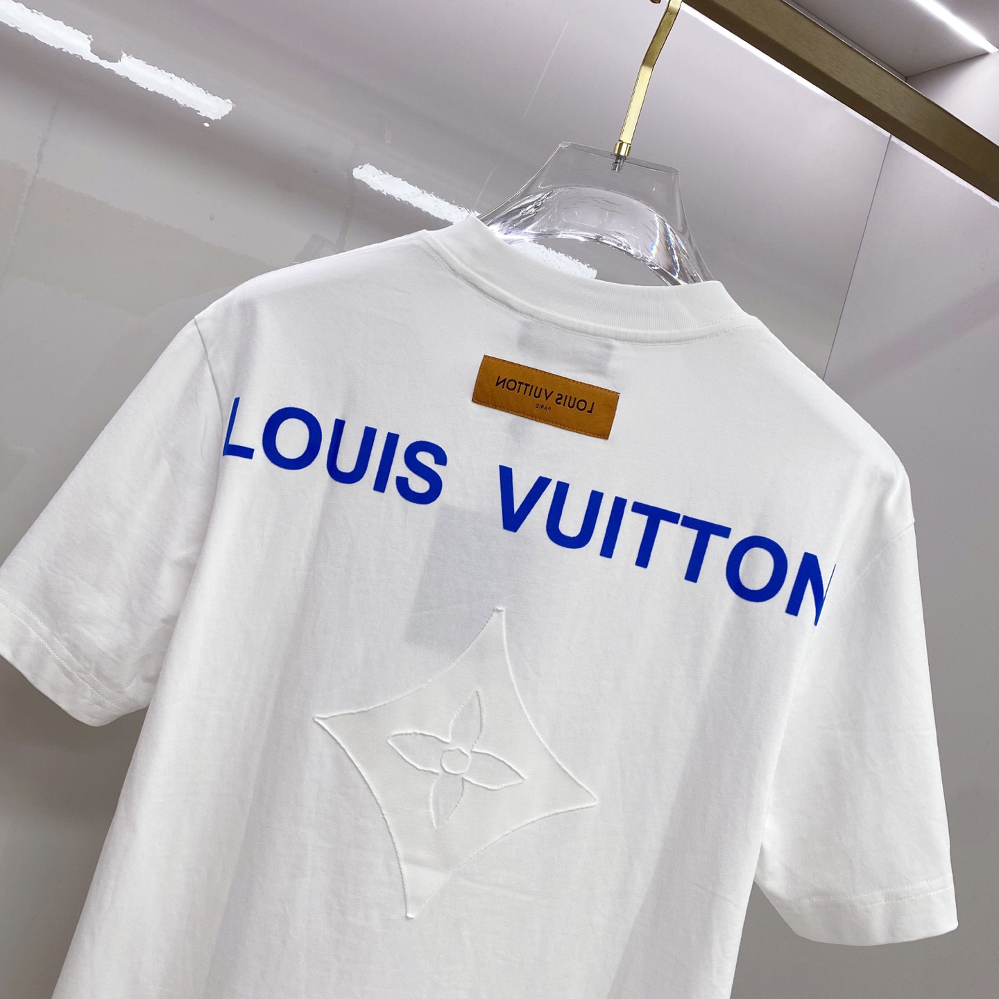 LV 2026ss 春夏新款首发专柜最新款短袖圆领T恤 高端订制 设计前卫时尚！品牌logo重工艺设计 