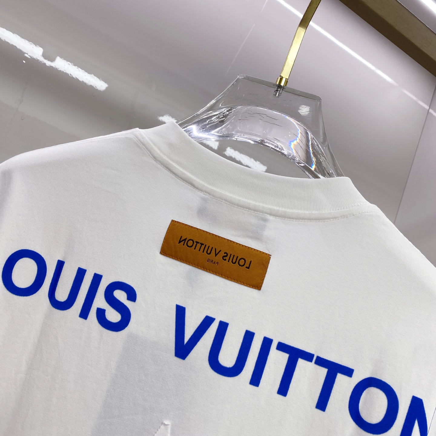 LV 2026ss 春夏新款首发专柜最新款短袖圆领T恤 高端订制 设计前卫时尚！品牌logo重工艺设计 