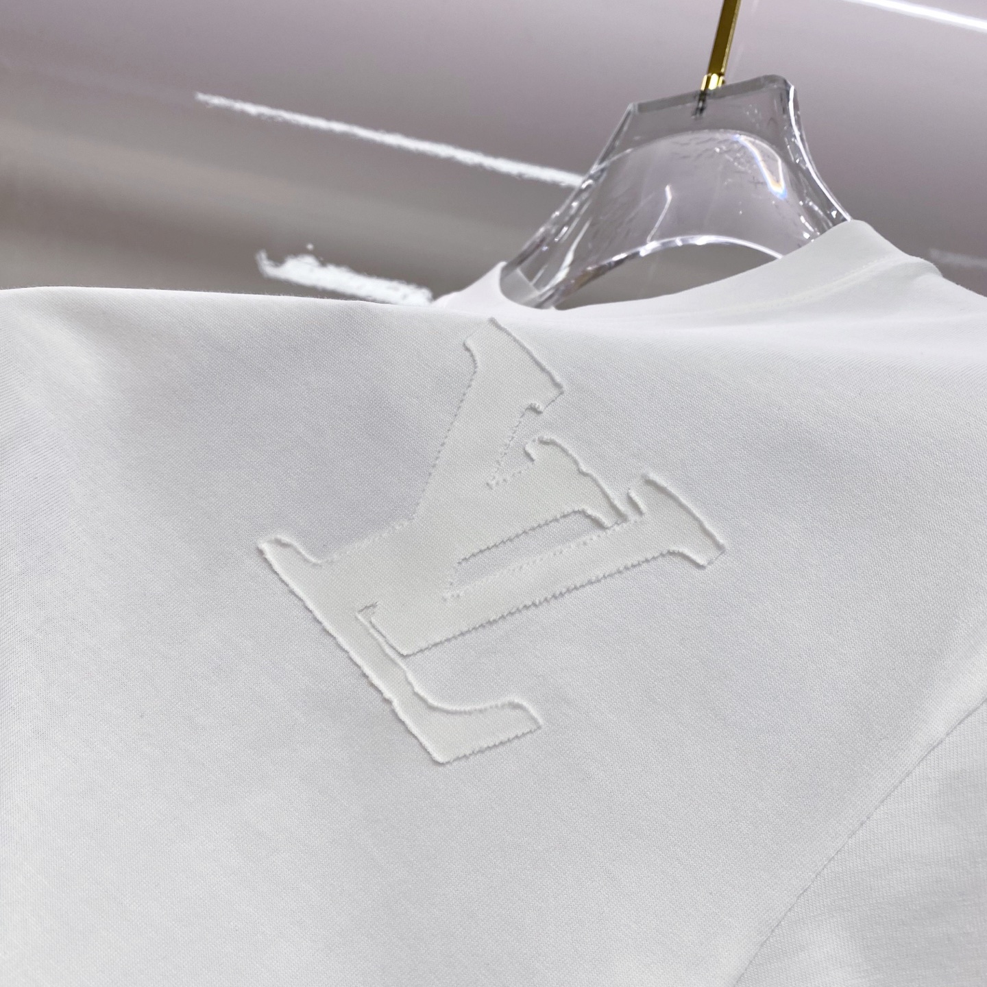 LV 2026ss 春夏新款首发专柜最新款短袖圆领T恤 高端订制 设计前卫时尚！品牌logo重工艺设计 