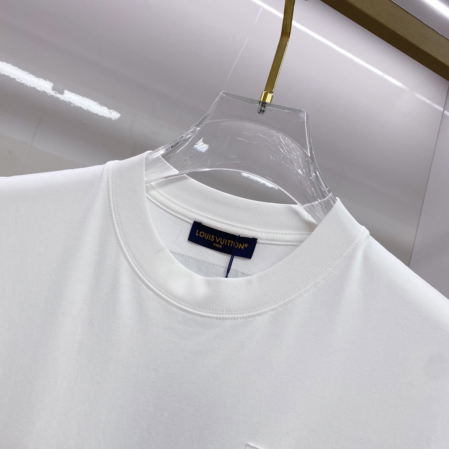 LV 2026ss 春夏新款首发专柜最新款短袖圆领T恤 高端订制 设计前卫时尚！品牌logo重工艺设计 