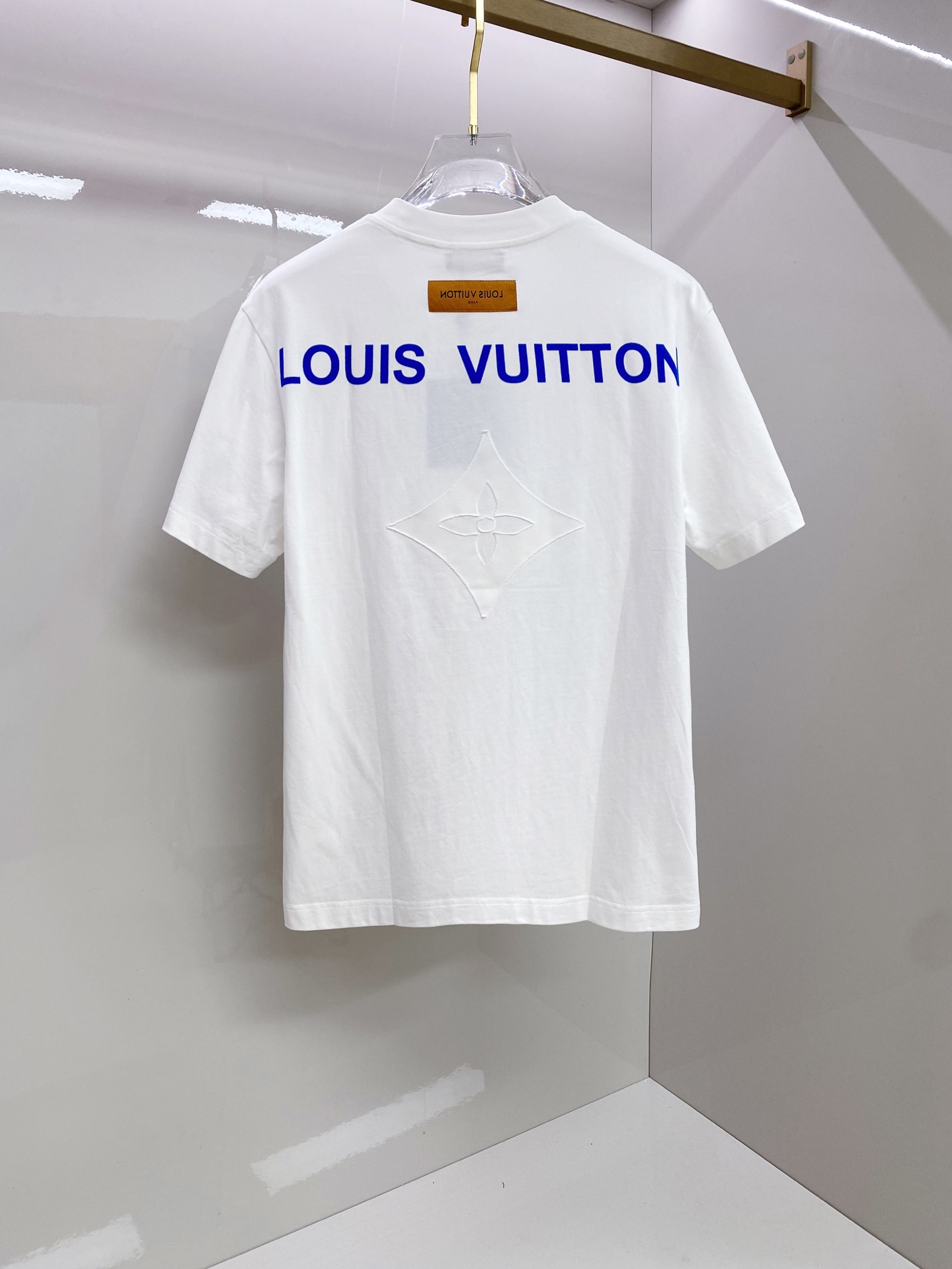 LV 2026ss 春夏新款首发专柜最新款短袖圆领T恤 高端订制 设计前卫时尚！品牌logo重工艺设计 