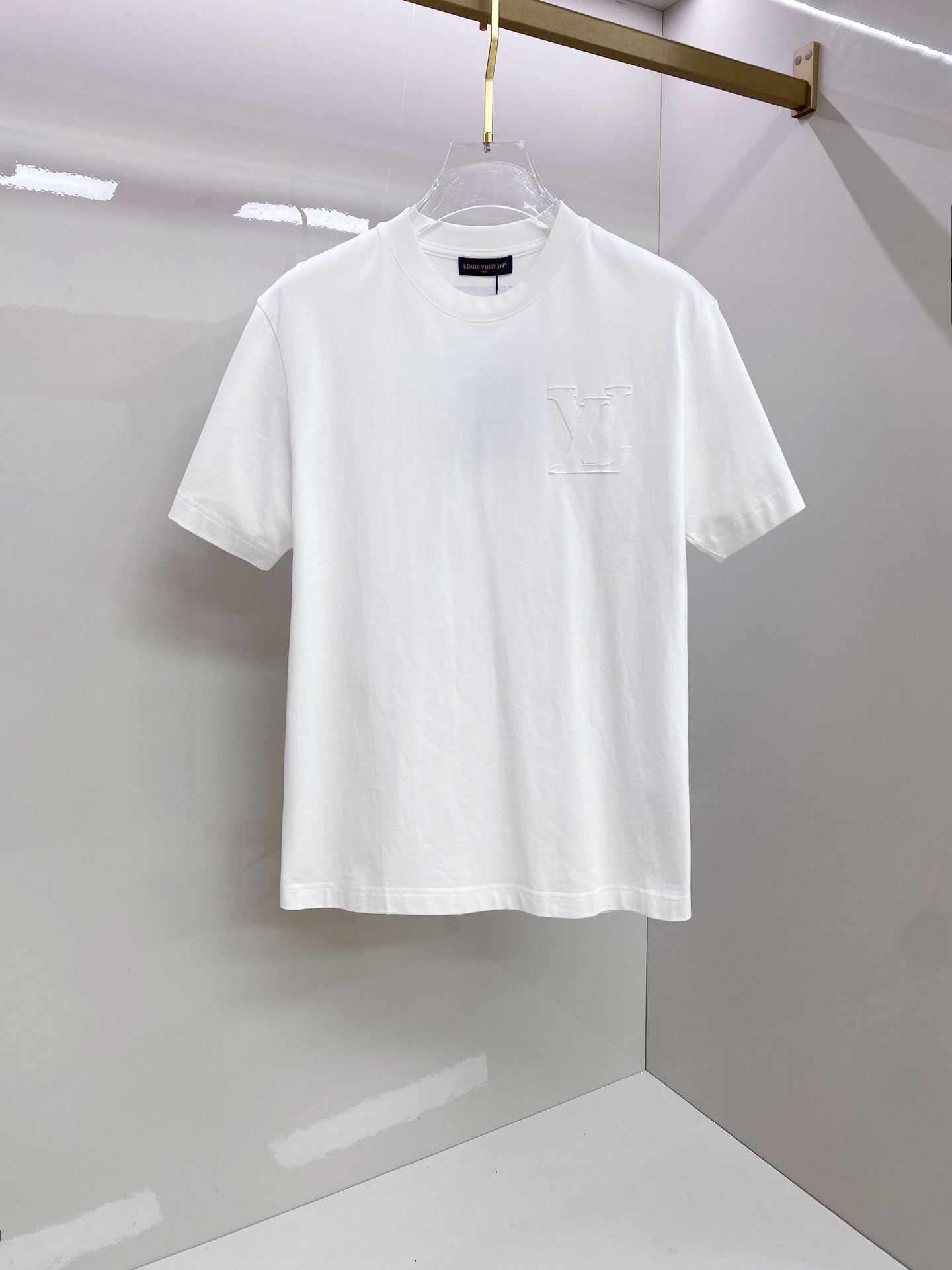 LV 2026ss 春夏新款首发专柜最新款短袖圆领T恤 高端订制 设计前卫时尚！品牌logo重工艺设计 