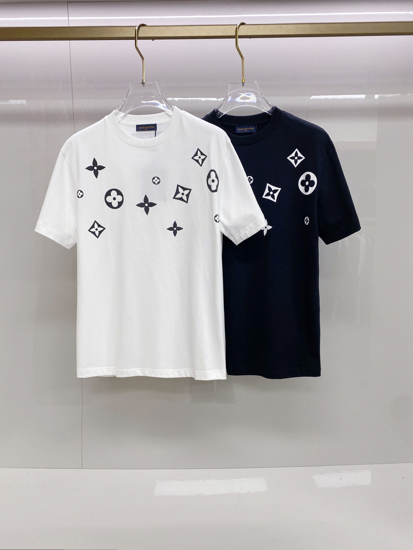 LV 2026ss 春夏新款首发专柜最新款短袖圆领T恤 高端订制 设计前卫时尚！品牌logo重工艺设计 