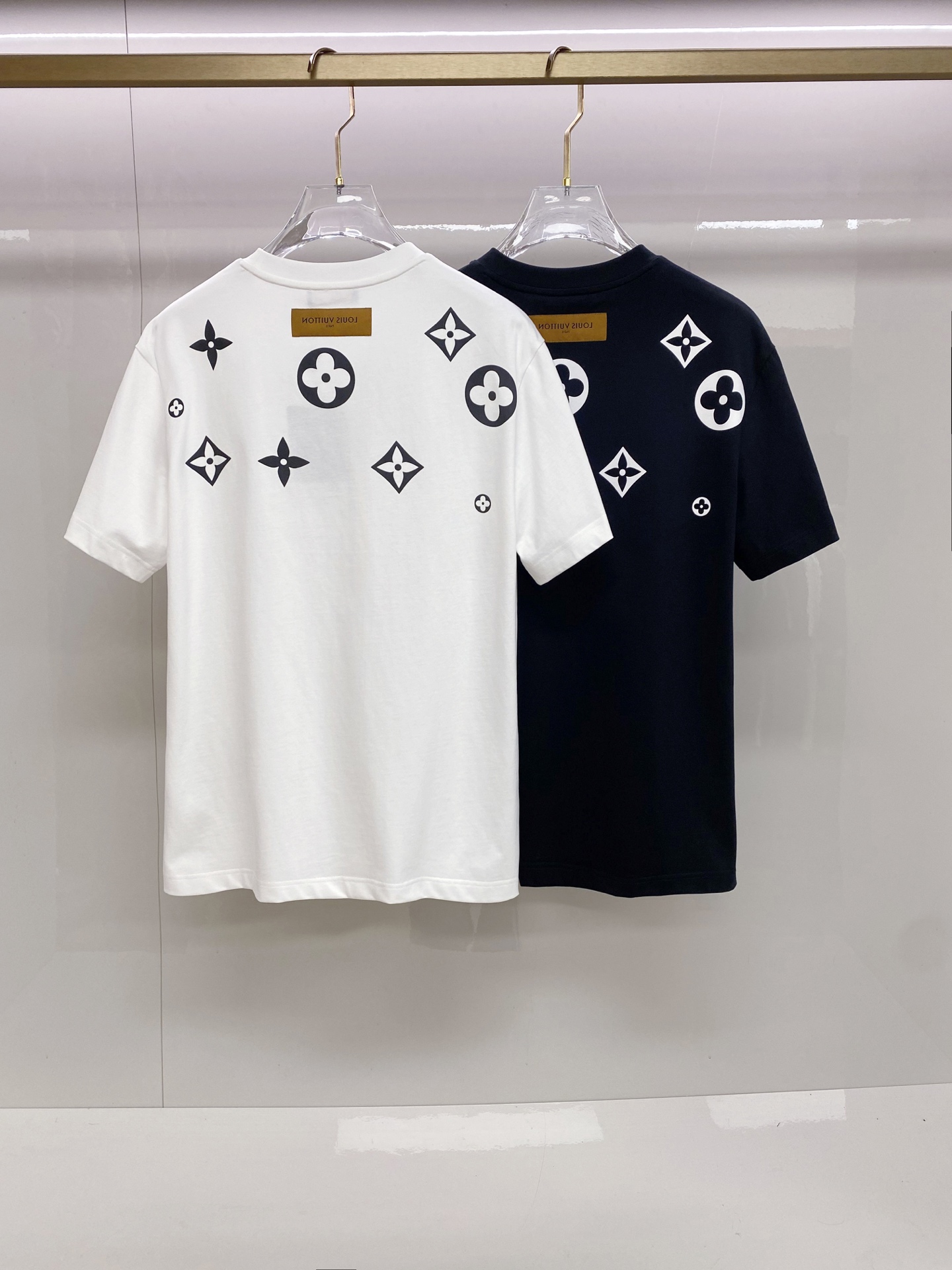 LV 2026ss 春夏新款首发专柜最新款短袖圆领T恤 高端订制 设计前卫时尚！品牌logo重工艺设计 