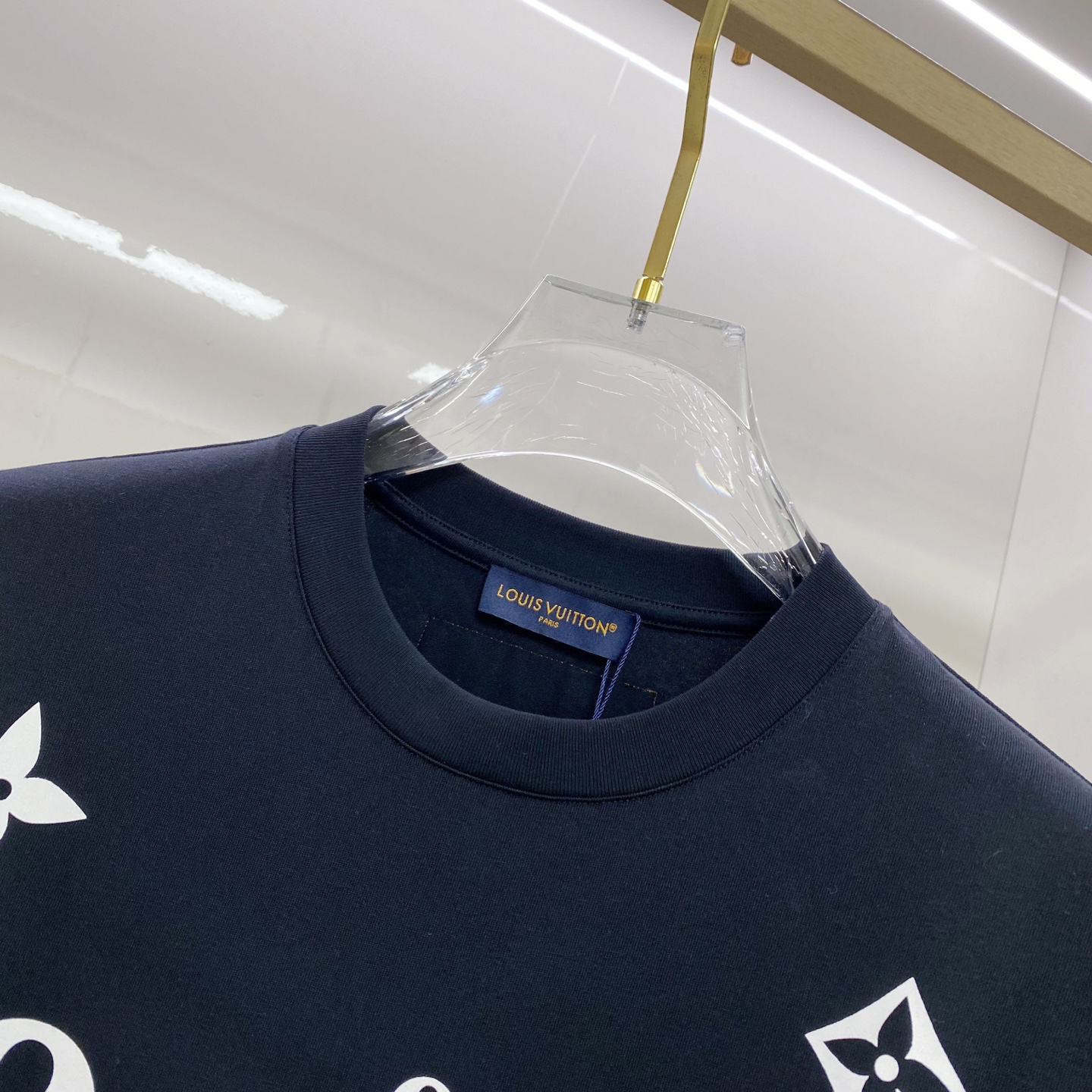 LV 2026ss 春夏新款首发专柜最新款短袖圆领T恤 高端订制 设计前卫时尚！品牌logo重工艺设计 