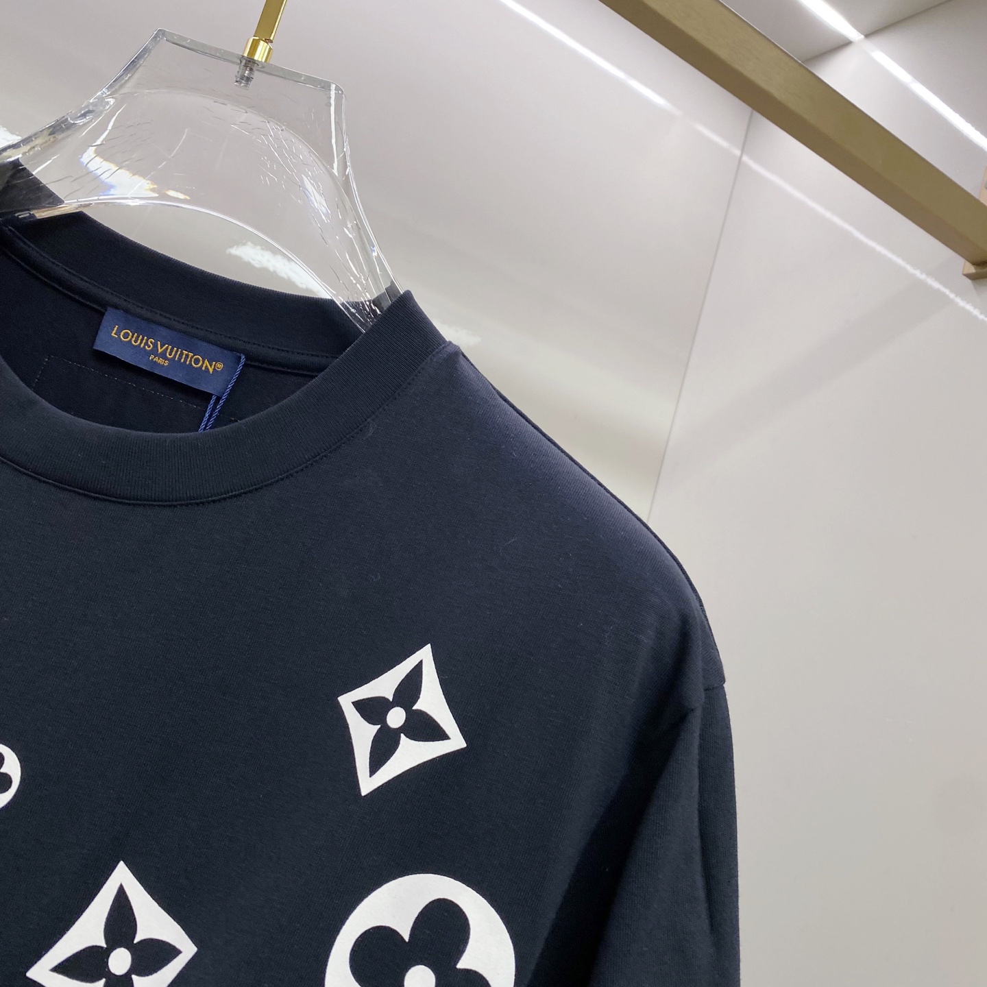 LV 2026ss 春夏新款首发专柜最新款短袖圆领T恤 高端订制 设计前卫时尚！品牌logo重工艺设计 