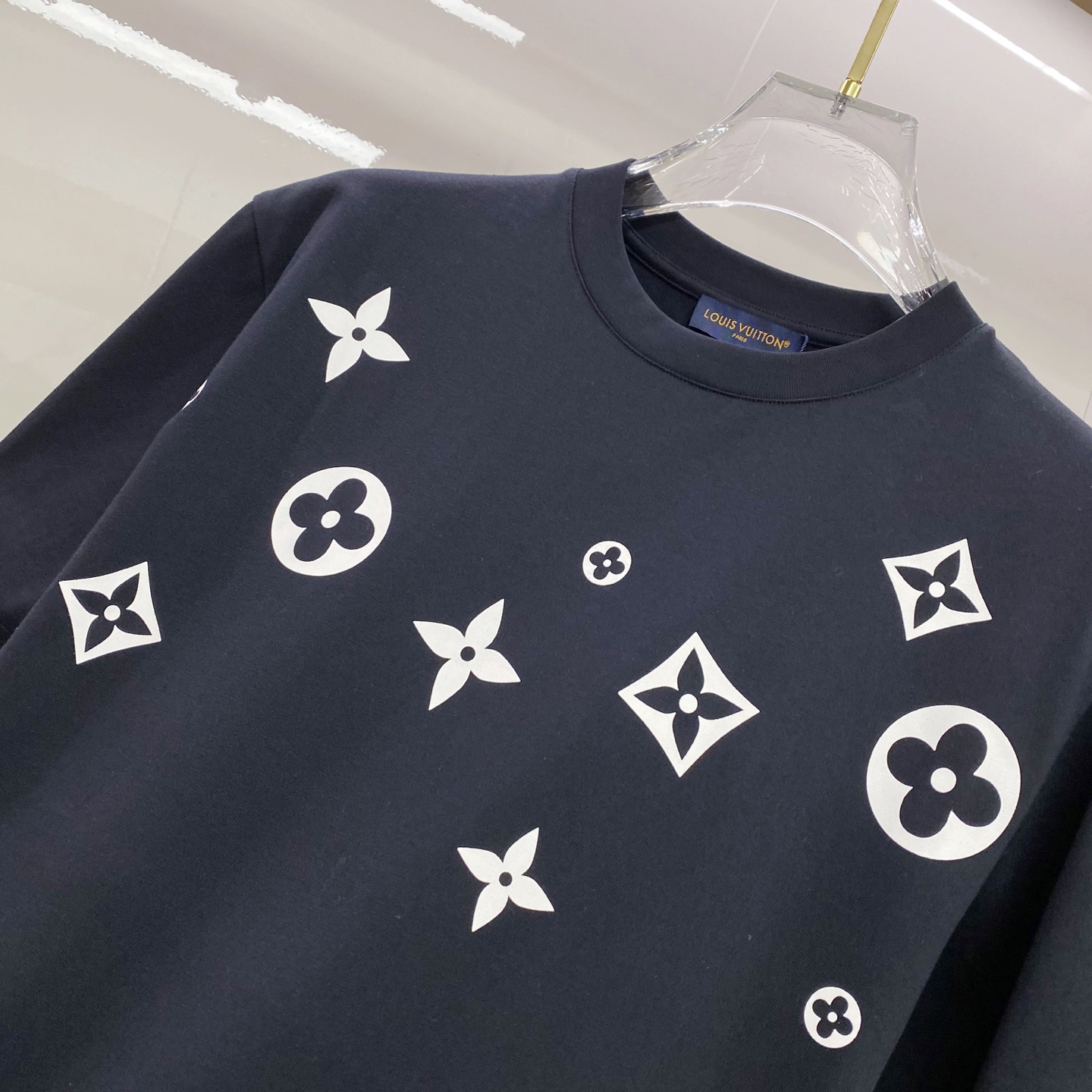 LV 2026ss 春夏新款首发专柜最新款短袖圆领T恤 高端订制 设计前卫时尚！品牌logo重工艺设计 