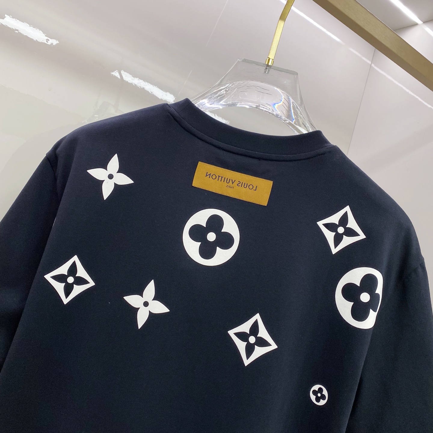 LV 2026ss 春夏新款首发专柜最新款短袖圆领T恤 高端订制 设计前卫时尚！品牌logo重工艺设计 