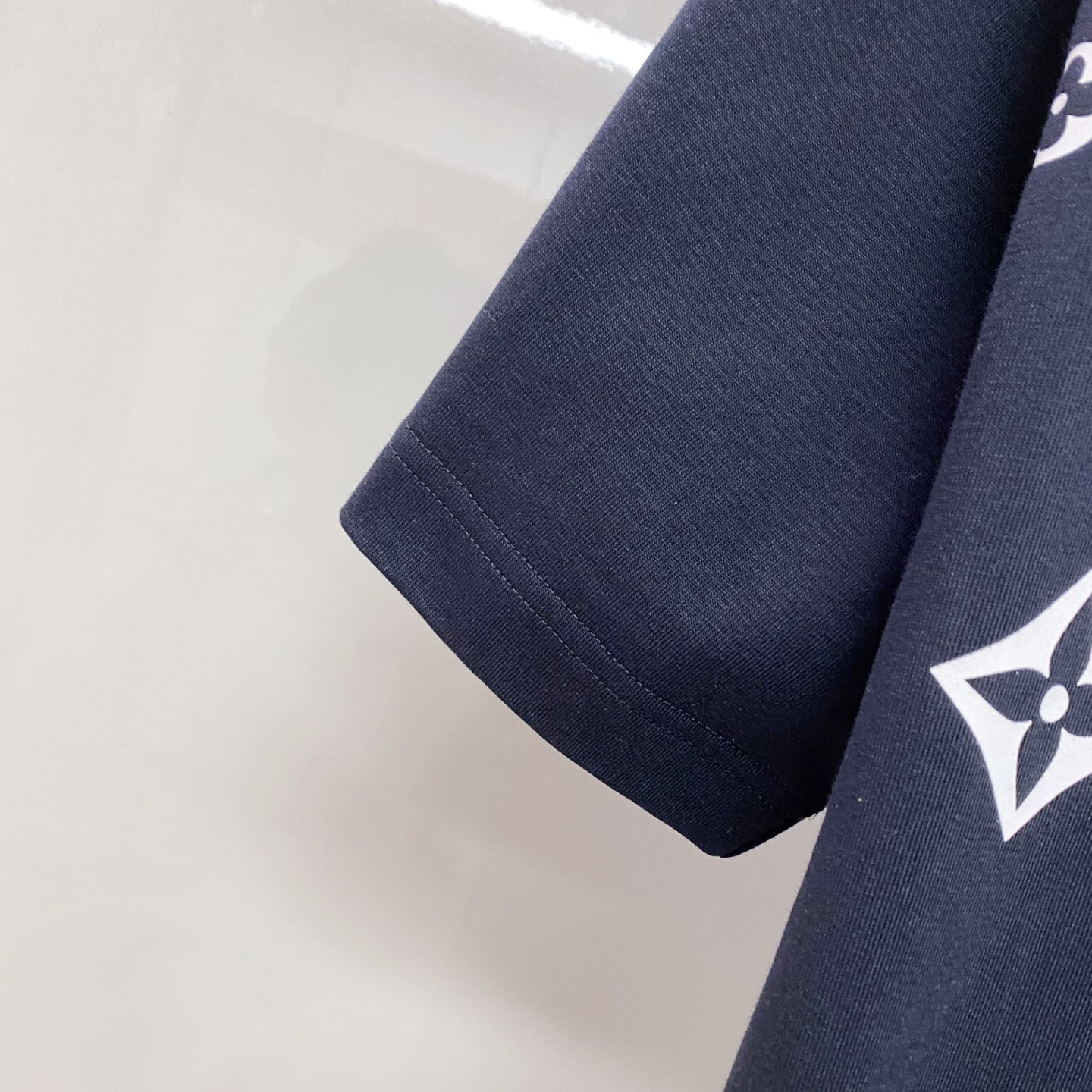 LV 2026ss 春夏新款首发专柜最新款短袖圆领T恤 高端订制 设计前卫时尚！品牌logo重工艺设计 