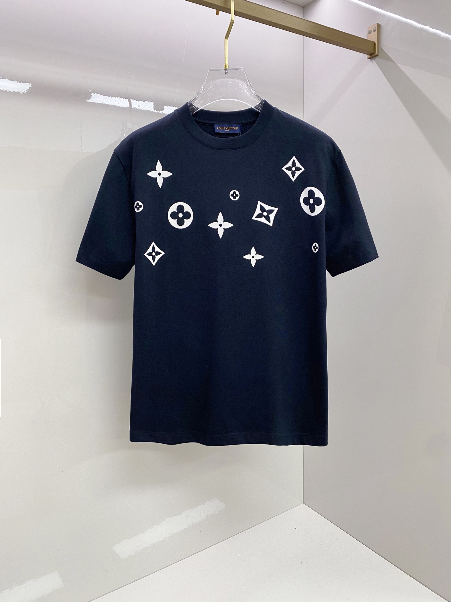 LV 2026ss 春夏新款首发专柜最新款短袖圆领T恤 高端订制 设计前卫时尚！品牌logo重工艺设计 