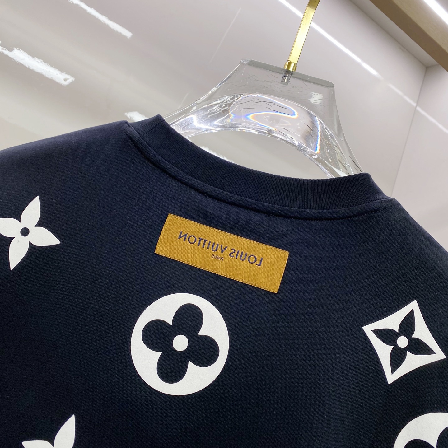 LV 2026ss 春夏新款首发专柜最新款短袖圆领T恤 高端订制 设计前卫时尚！品牌logo重工艺设计 