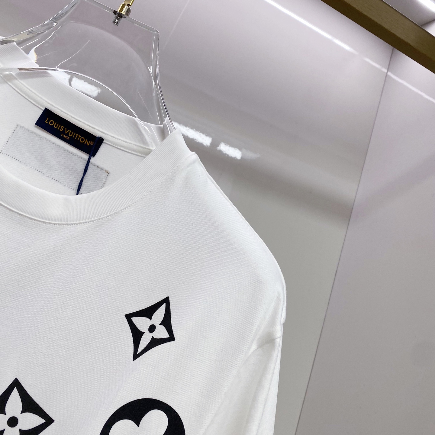 LV 2026ss 春夏新款首发专柜最新款短袖圆领T恤 高端订制 设计前卫时尚！品牌logo重工艺设计 
