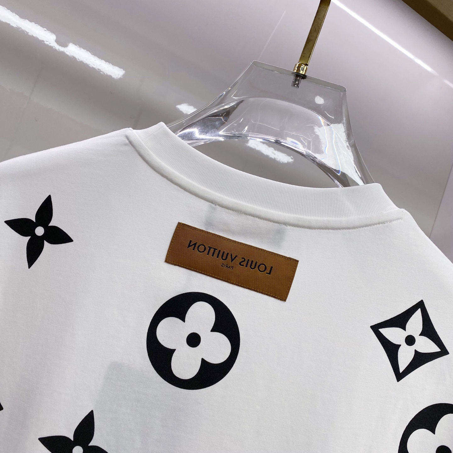 LV 2026ss 春夏新款首发专柜最新款短袖圆领T恤 高端订制 设计前卫时尚！品牌logo重工艺设计 