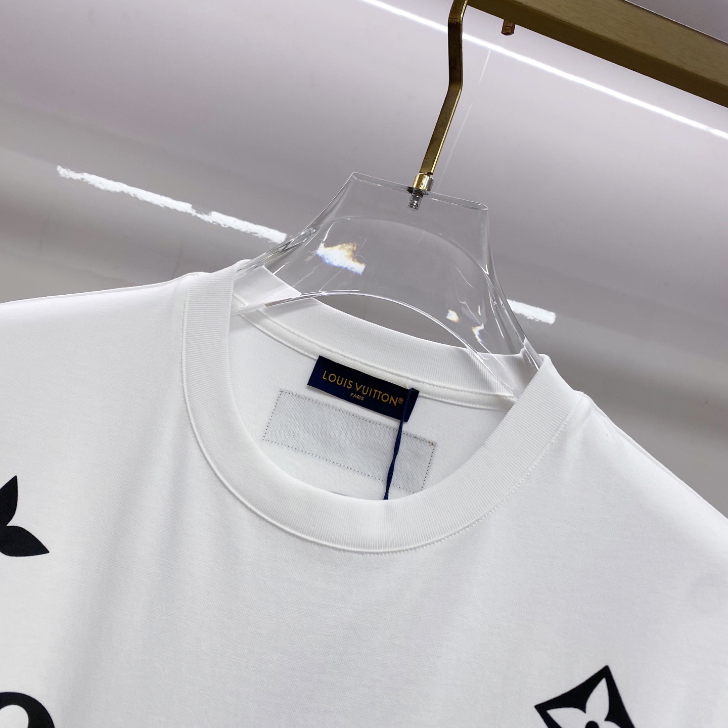 LV 2026ss 春夏新款首发专柜最新款短袖圆领T恤 高端订制 设计前卫时尚！品牌logo重工艺设计 