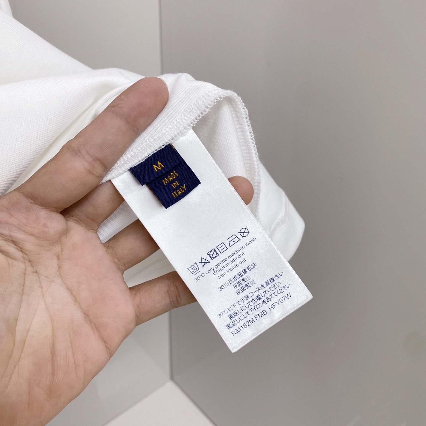 LV 2026ss 春夏新款首发专柜最新款短袖圆领T恤 高端订制 设计前卫时尚！品牌logo重工艺设计 