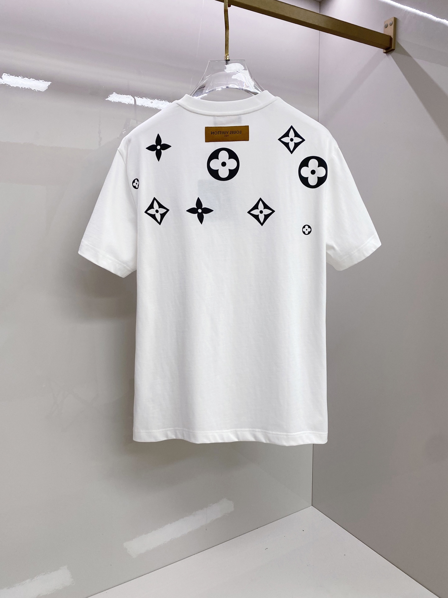 LV 2026ss 春夏新款首发专柜最新款短袖圆领T恤 高端订制 设计前卫时尚！品牌logo重工艺设计 