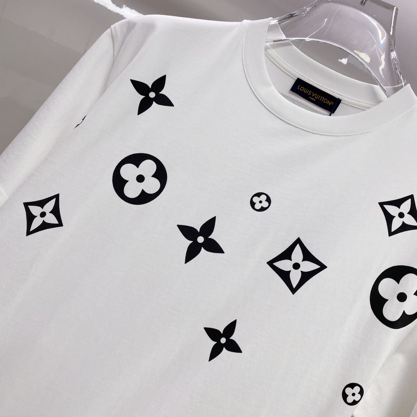 LV 2026ss 春夏新款首发专柜最新款短袖圆领T恤 高端订制 设计前卫时尚！品牌logo重工艺设计 