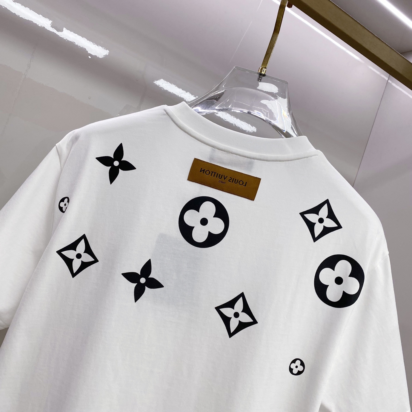 LV 2026ss 春夏新款首发专柜最新款短袖圆领T恤 高端订制 设计前卫时尚！品牌logo重工艺设计 