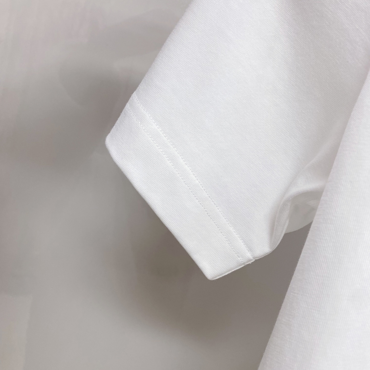 LV 2026ss 春夏新款首发专柜最新款短袖圆领T恤 高端订制 设计前卫时尚！品牌logo重工艺设计 