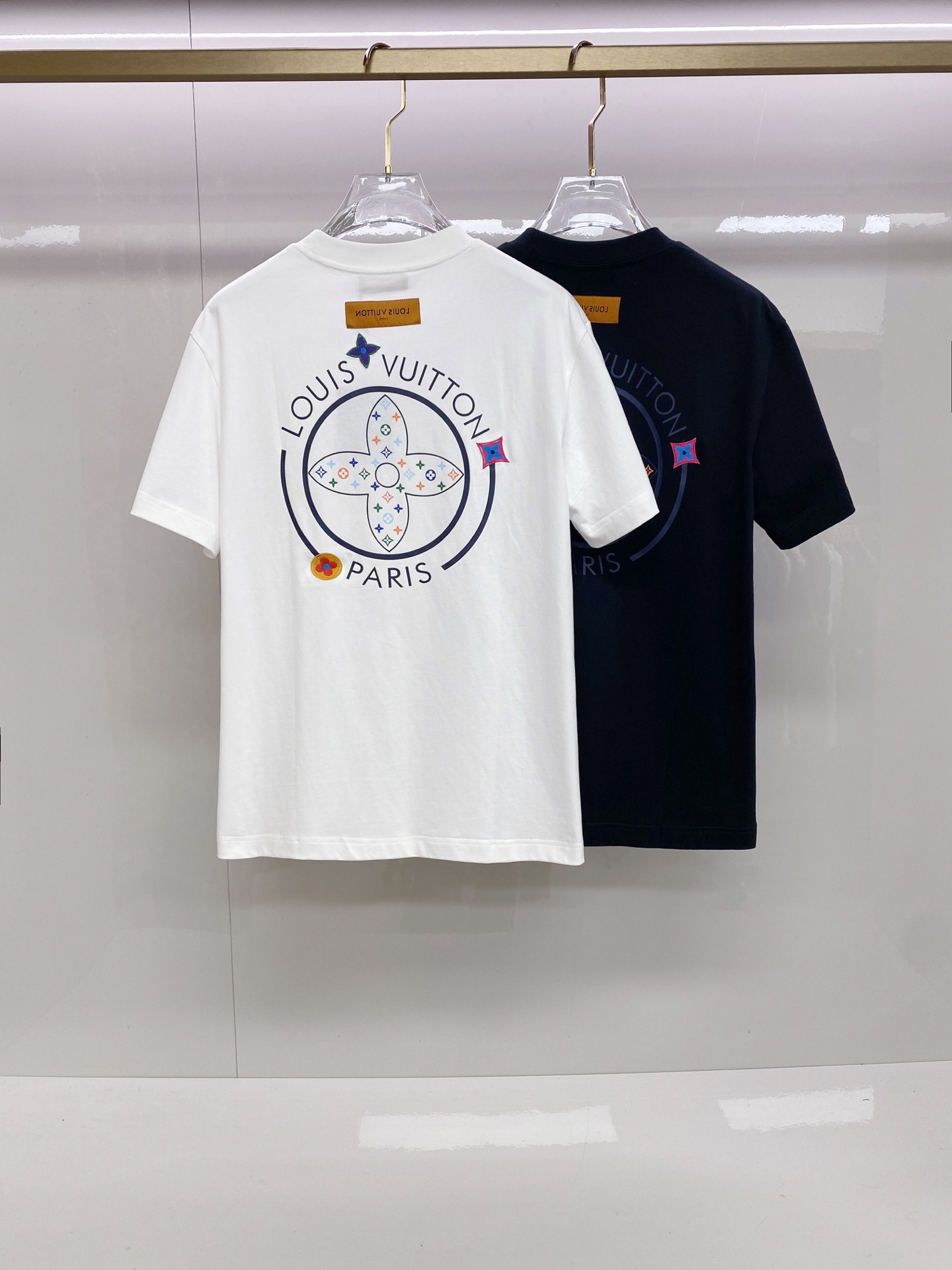 LV 2026ss 春夏新款首发专柜最新款短袖圆领T恤 高端订制 设计前卫时尚！品牌logo重工艺设计 