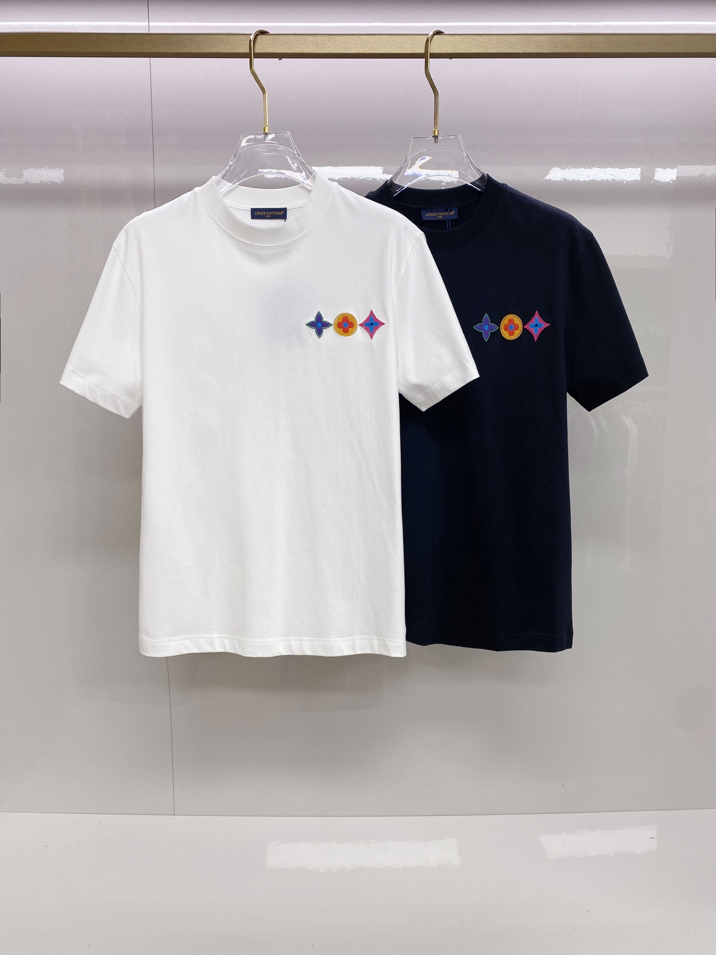 LV 2026ss 春夏新款首发专柜最新款短袖圆领T恤 高端订制 设计前卫时尚！品牌logo重工艺设计 