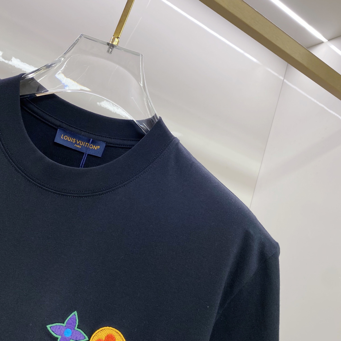 LV 2026ss 春夏新款首发专柜最新款短袖圆领T恤 高端订制 设计前卫时尚！品牌logo重工艺设计 