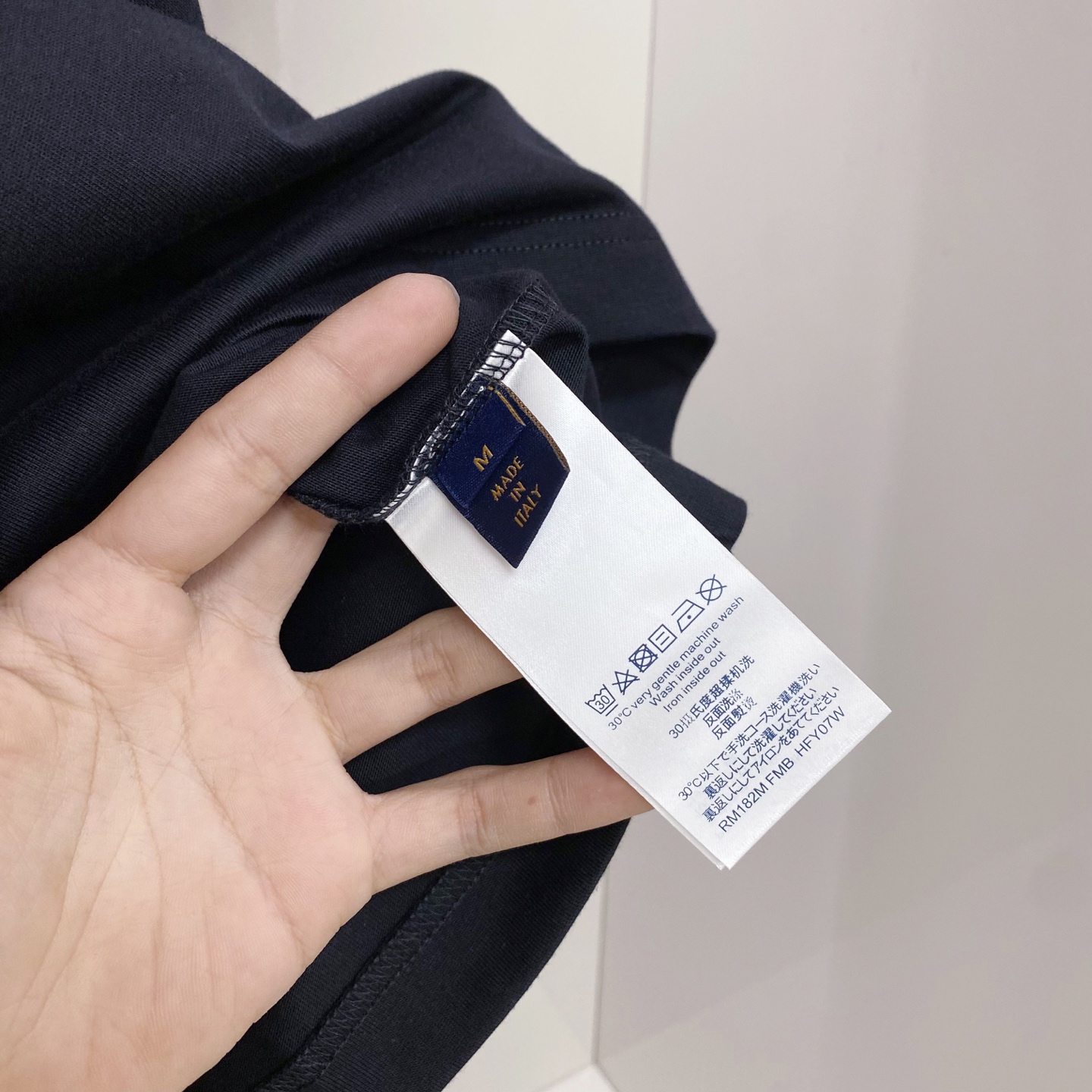 LV 2026ss 春夏新款首发专柜最新款短袖圆领T恤 高端订制 设计前卫时尚！品牌logo重工艺设计 