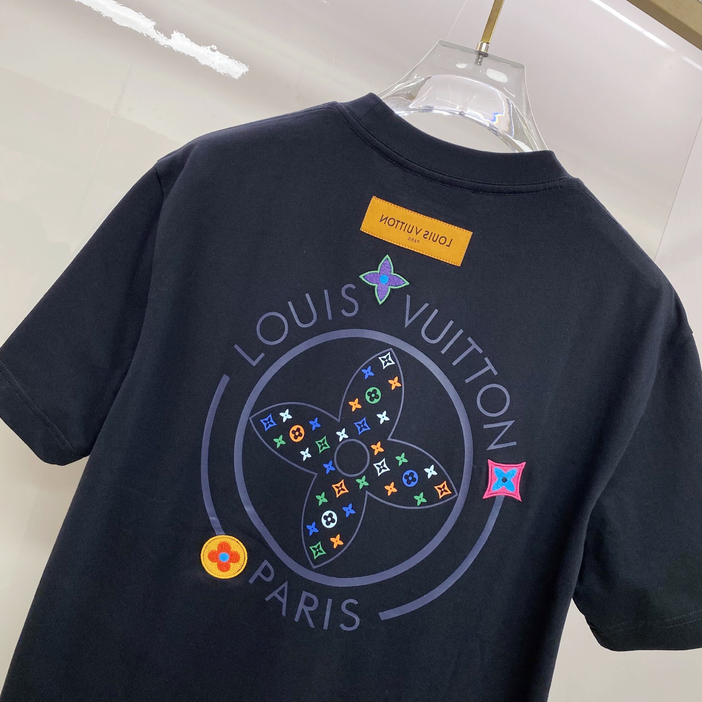 LV 2026ss 春夏新款首发专柜最新款短袖圆领T恤 高端订制 设计前卫时尚！品牌logo重工艺设计 