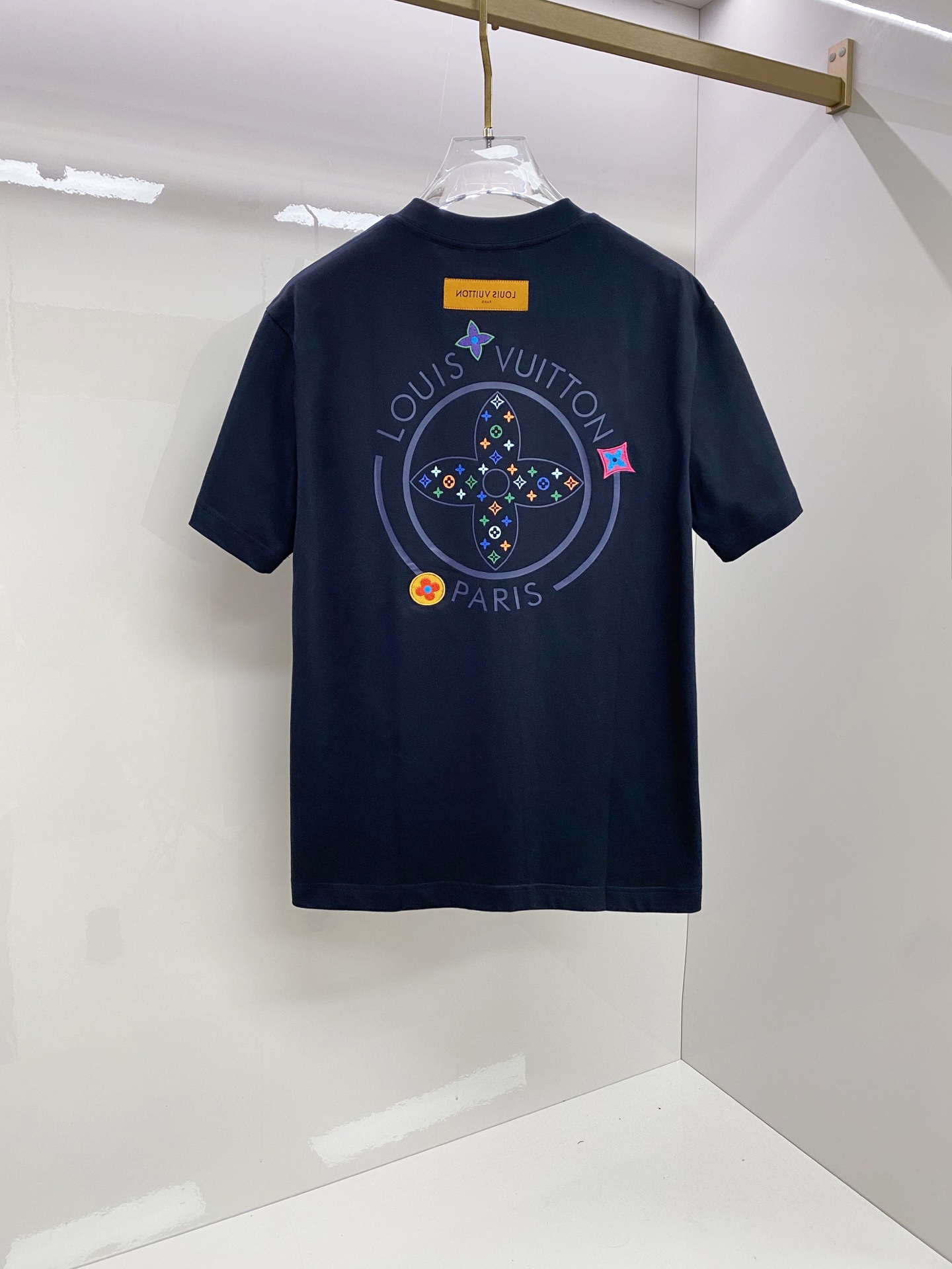 LV 2026ss 春夏新款首发专柜最新款短袖圆领T恤 高端订制 设计前卫时尚！品牌logo重工艺设计 