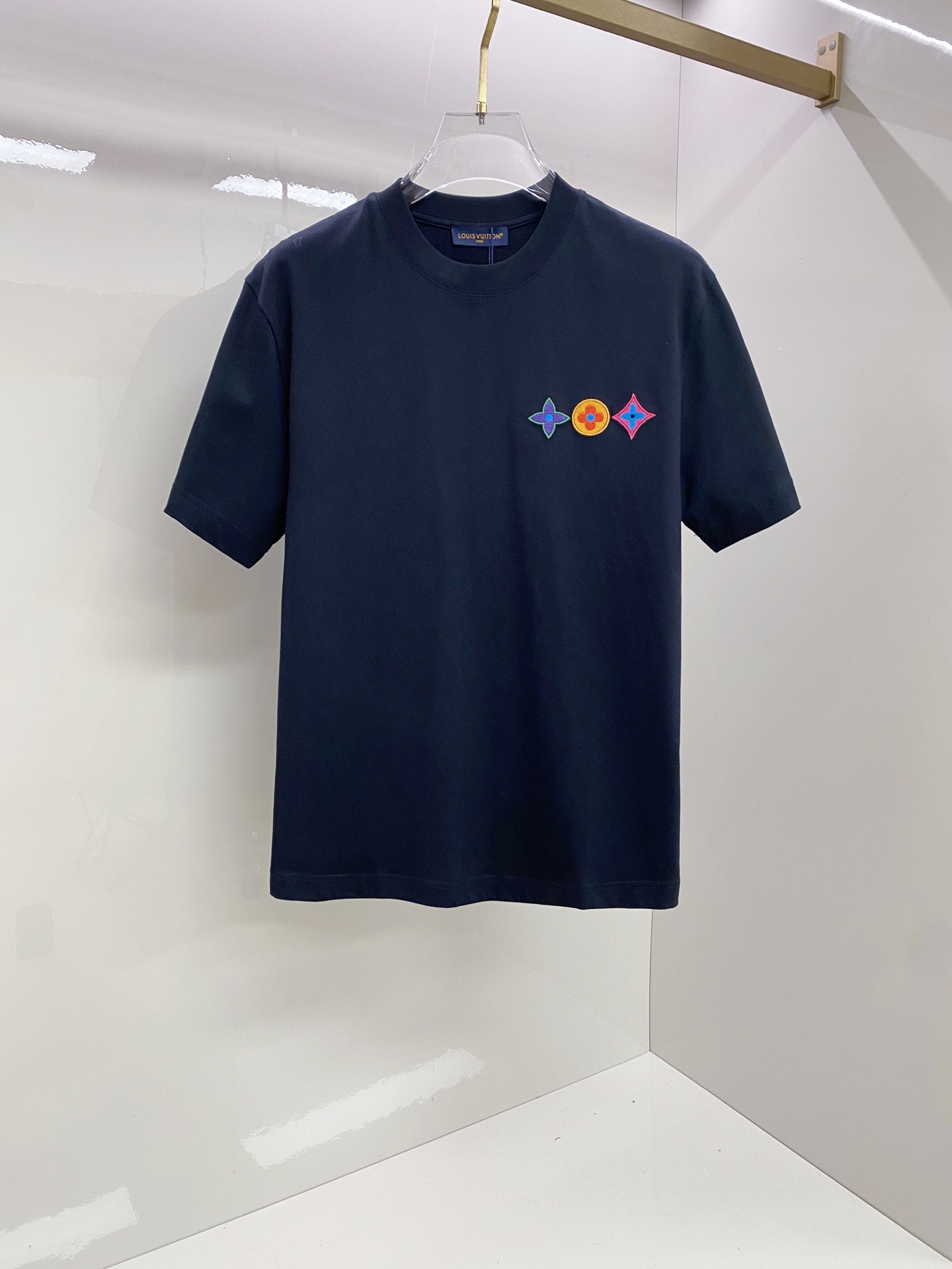 LV 2026ss 春夏新款首发专柜最新款短袖圆领T恤 高端订制 设计前卫时尚！品牌logo重工艺设计 