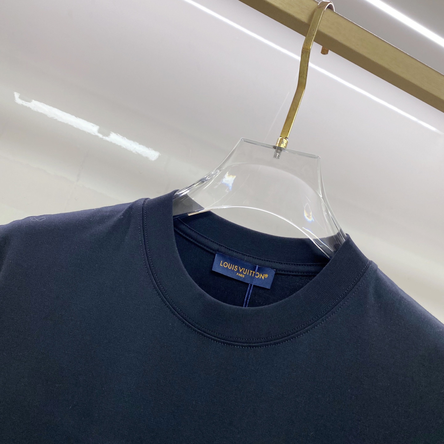 LV 2026ss 春夏新款首发专柜最新款短袖圆领T恤 高端订制 设计前卫时尚！品牌logo重工艺设计 