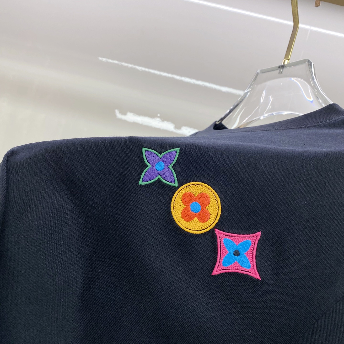 LV 2026ss 春夏新款首发专柜最新款短袖圆领T恤 高端订制 设计前卫时尚！品牌logo重工艺设计 