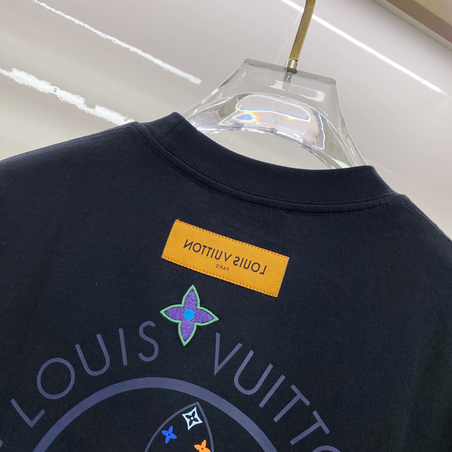 LV 2026ss 春夏新款首发专柜最新款短袖圆领T恤 高端订制 设计前卫时尚！品牌logo重工艺设计 